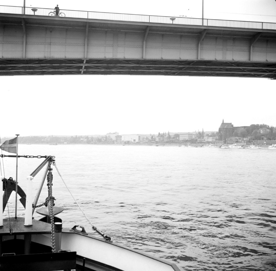 Gezicht op Bonn met op de voorgrond de Rijnbrug, Bestanddeelnr 254-1038
