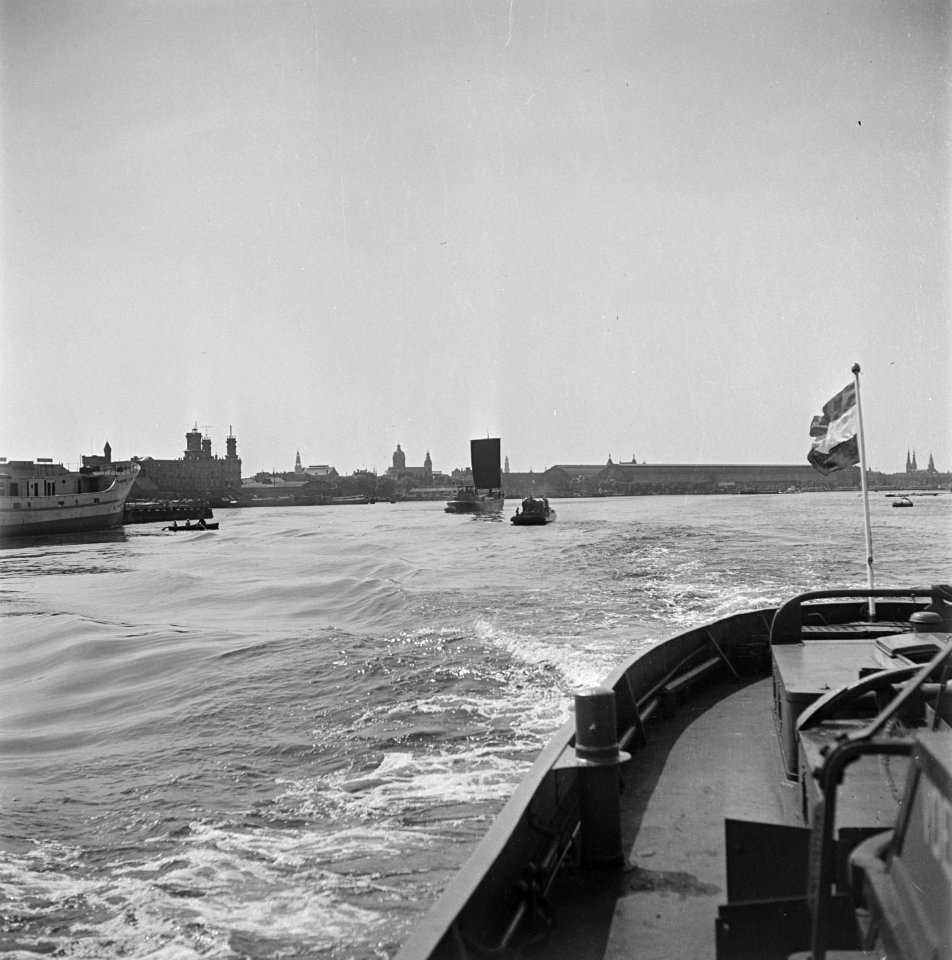 Gezicht op Centraal Station Links een binnenvaartschip met zeil, Bestanddeelnr 900-2951