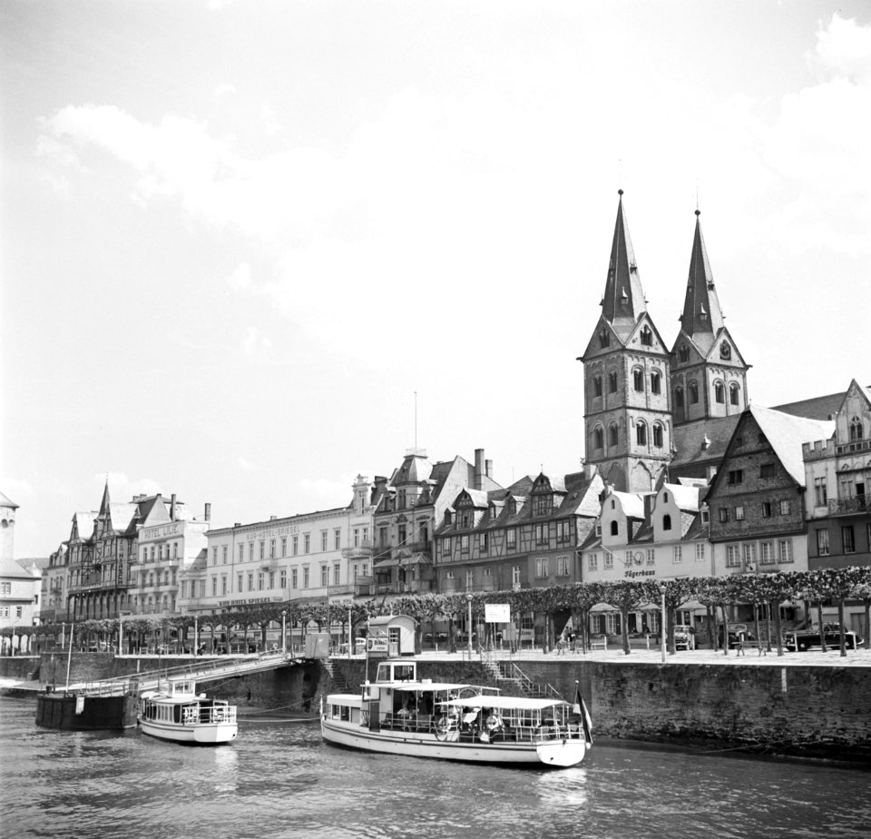 Gezicht op Boppard met rondvaartboten bij de kade, op de achtergrond de St Sev…, Bestanddeelnr 254-1095