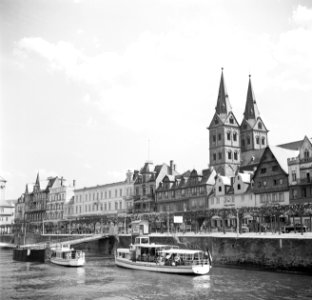 Gezicht op Boppard met rondvaartboten bij de kade, op de achtergrond de St Sev…, Bestanddeelnr 254-1095