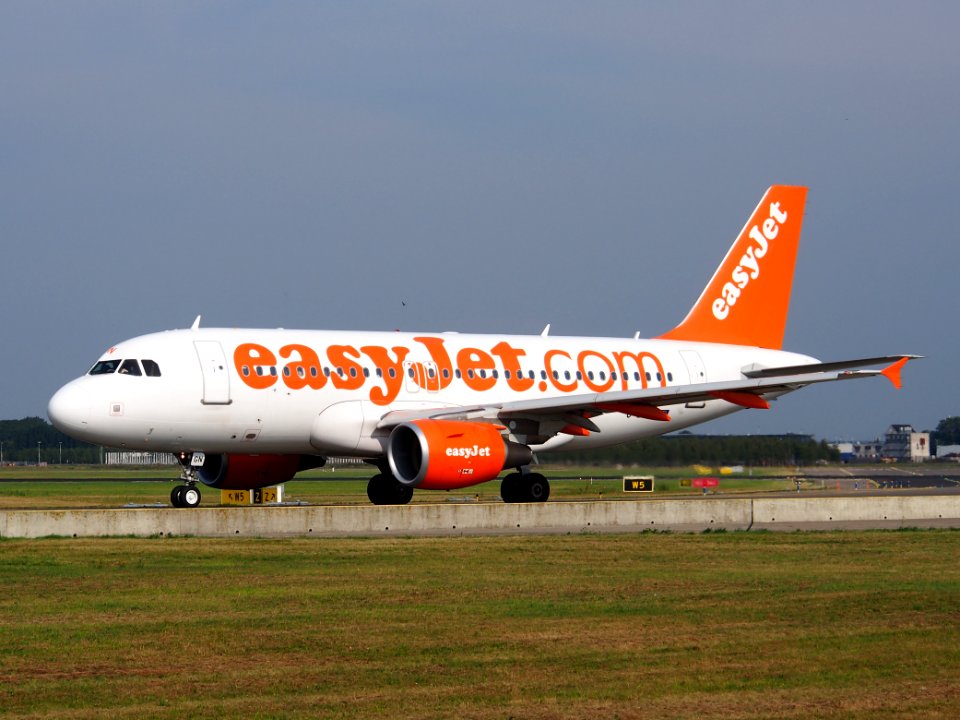 G-EZGN easyJet Airbus A319-111 - cn 4781 taxiing 25aug2013 pic-2