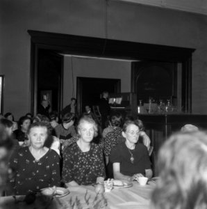 Gezamenlijk maaltijd van de Vereniging van Vrouwelijke Studenten Leiden (VVSL) t, Bestanddeelnr 900-8007