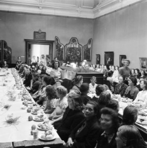 Gezamenlijk maaltijd van de Vereniging van Vrouwelijke Studenten Leiden (VVSL) t, Bestanddeelnr 900-8004