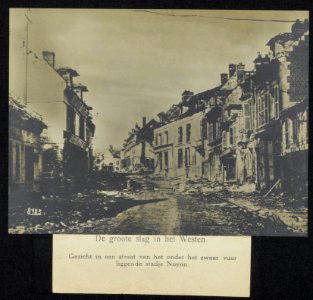 Gezicht in een straat van het onder zwaar vuur liggende stadje Noyon, Bestanddeelnr 158-0495
