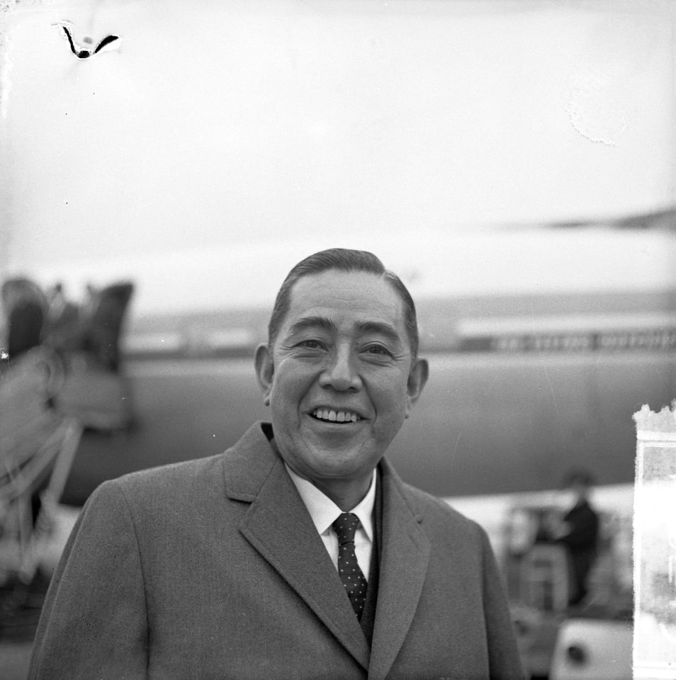 Gevolmachtigde minister van Olympische Spelen van Japan dhr Sato op Schiphol, Bestanddeelnr 915-6219