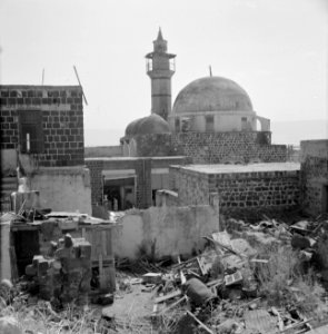 Gezicht op de Al Amarimoskee in Tiberias met op de voorgrond woningen en een sto, Bestanddeelnr 255-4077