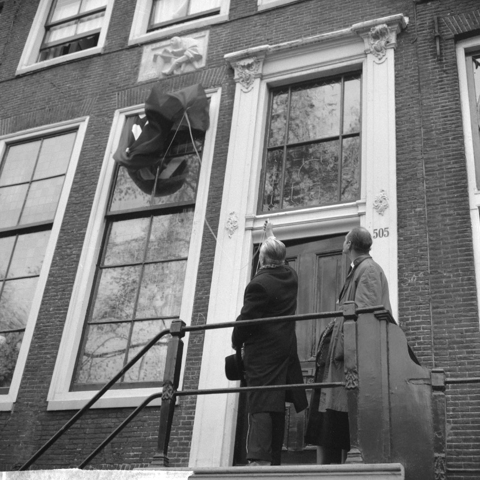 Gevelsteen onthult ter ere van schrijver Fred Thomas, Bestanddeelnr 914-5018