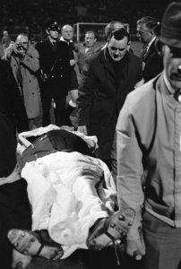 Gewonde grensrechter David Barrett wordt op een brancard van het veld gedragen, Bestanddeelnr 924-4547