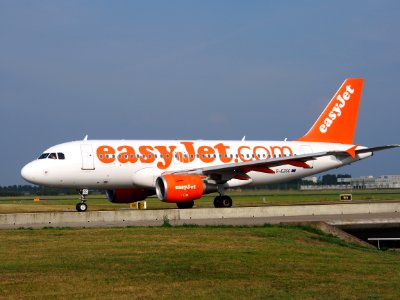 G-EZGC easyJet Airbus A319-111 taxiing, 25august2013 pic-2