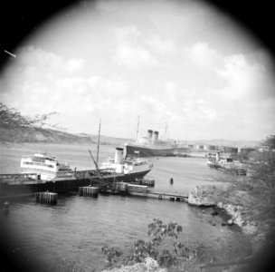 Gezicht op de aanlegsteiger bij de olieraffinaderij aan de Caracasbaai op Curaça, Bestanddeelnr 252-7325
