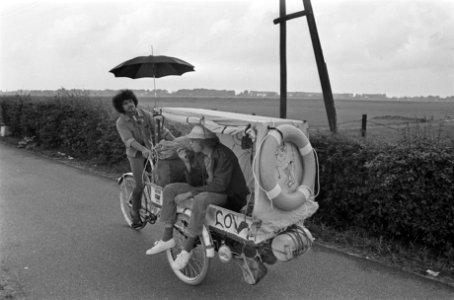 Gewapend met paraplu gaan de jongelui op weg met de bakfiets, Bestanddeelnr 923-6331