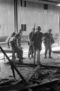 Gewapende Nederlandse militairen bij een fabriekscomplex, Bestanddeelnr 456-4-5