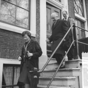 Gevelsteen onthult ter ere van schrijver Fred Thomas, Bestanddeelnr 914-5019
