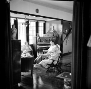 Gezelschap op bezoek bij de familie De Greve, in Paramaribo. Links mevrouw Van …, Bestanddeelnr 252-2174