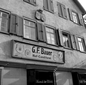 Gevelplaat met diverse wapenschilden van banketbakkerij GF Bauer, Bestanddeelnr 254-4498