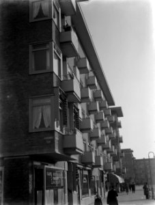 Gevelaanzicht van woningen en winkels aan de Stadionweg het Stadionplein in Am, Bestanddeelnr 252-1194