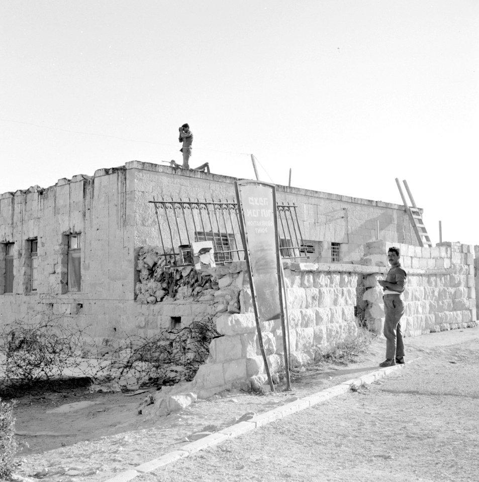 Gewapende militairen op en rond een observation point, Bestanddeelnr 255-2372