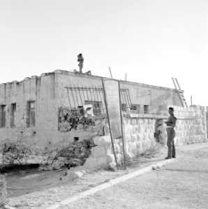 Gewapende militairen op en rond een observation point, Bestanddeelnr 255-2372