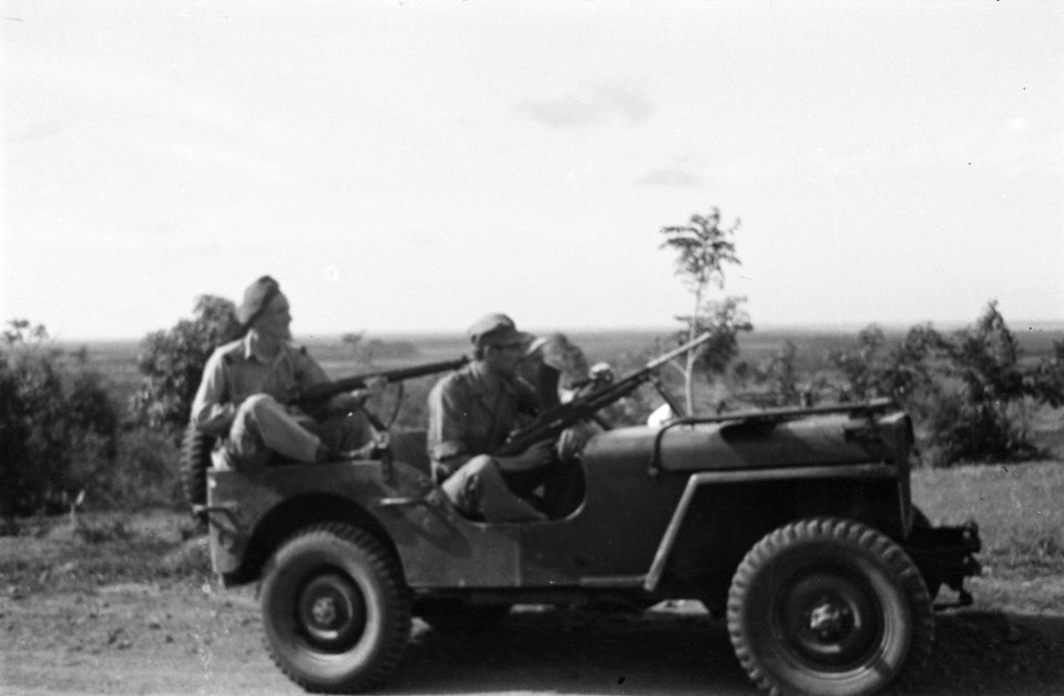 Gewapende Nederlandse militairen in jeep, Bestanddeelnr 367-2-1