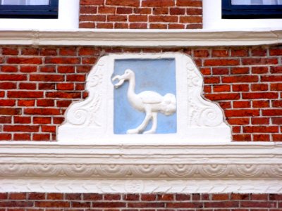 Gevelsteen struisvogel met hoefijzer Jan Nieuwenhuizenplein9 Edam