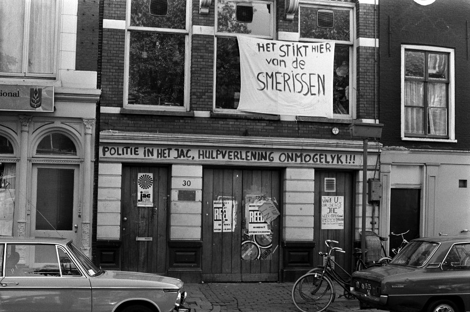 Gevel van het gebouw van het JAC aan de Amstel met protesten tegen inmenging pol, Bestanddeelnr 928-1652