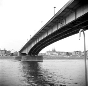 Gezicht op Bonn, gezien varend onder de Rijnbrug, Bestanddeelnr 254-1039