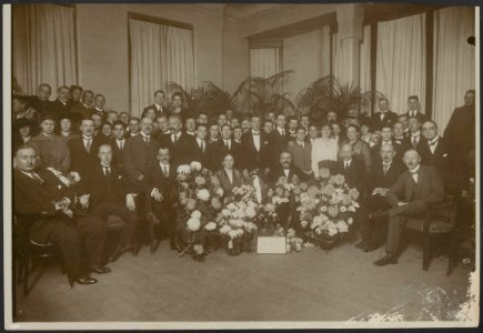 Gezelschap mannen en vrouwen bij de huldiging van de voorzitter van de Nederlans, Bestanddeelnr 158-2104