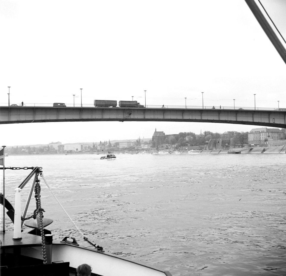 Gezicht op Bonn met op de voorgrond verkeer op de Rijnbrug, Bestanddeelnr 254-1037
