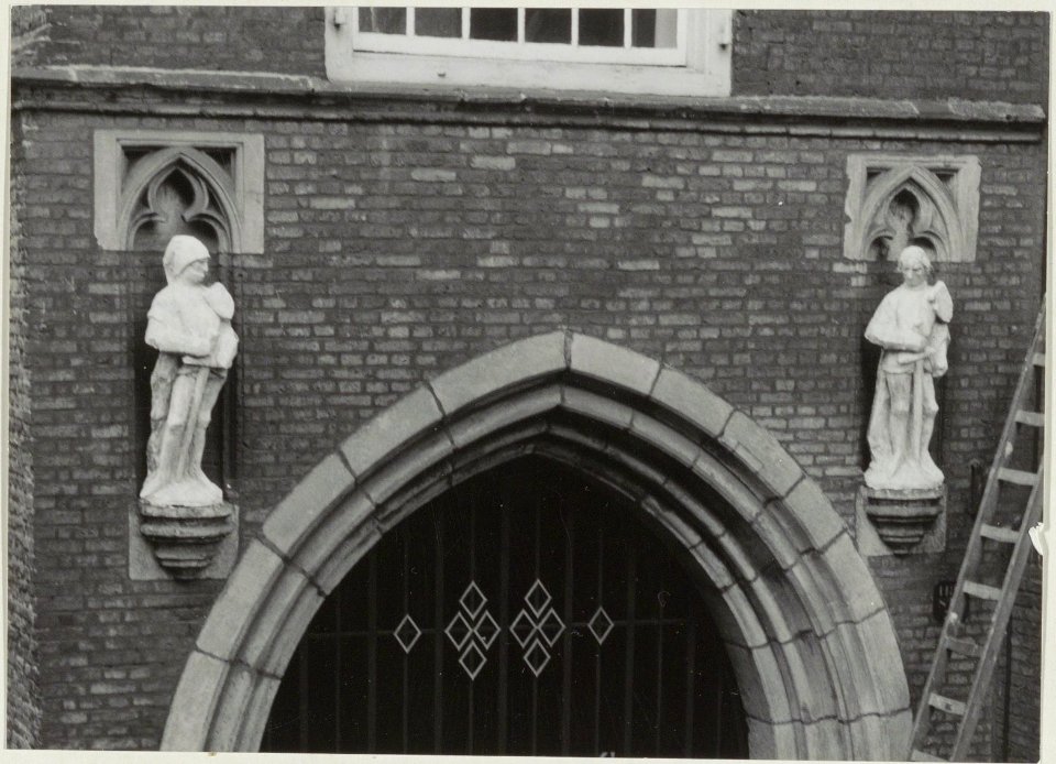 Gevelbeelden boven de Pandpoort. NL-HlmNHA 54011211