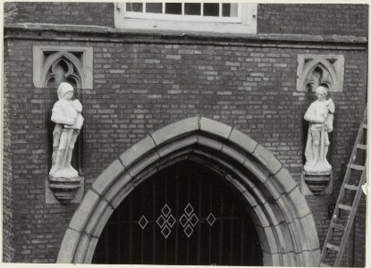 Gevelbeelden boven de Pandpoort. NL-HlmNHA 54011211