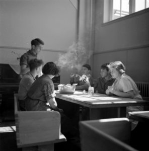 Gezelschap in een zaal in het Joodse werkdorp in de Wieringermeer, Bestanddeelnr 254-4902