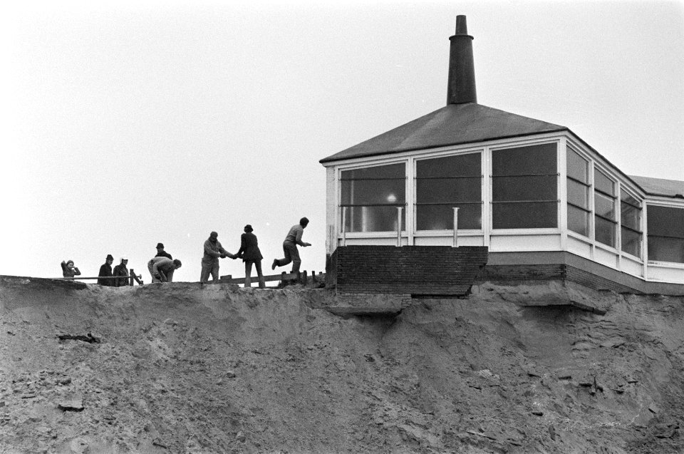 Gevolgen storm cafe-restaurant Parnassia aan Bloemendaalse strand op randje van, Bestanddeelnr 928-3459