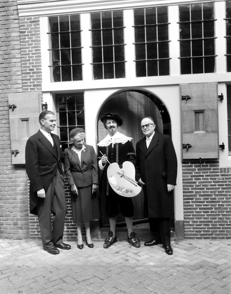 Gevel van geboortehuis van Rembrandt herbouwd aan de Weddesteeg te Leiden, mevro, Bestanddeelnr 915-1574