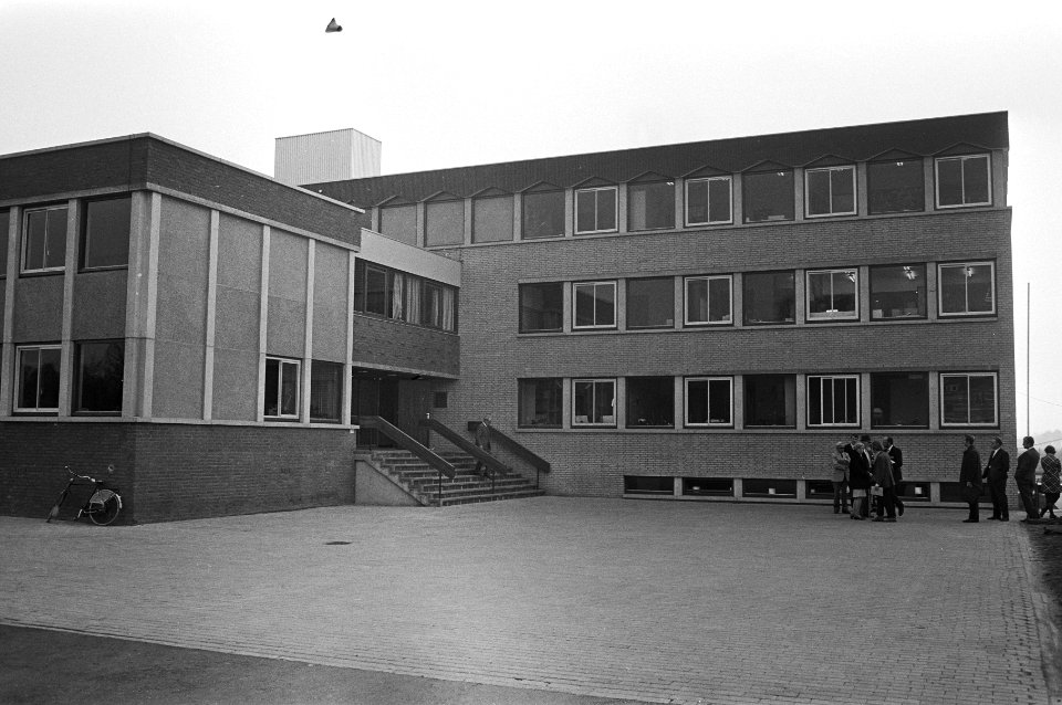Gevel van het nieuwe kantoorgebouw achter de oude villa De Drieburg, Bestanddeelnr 924-4214
