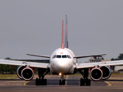 G-EZGM easyJet Airbus A319-111 - cn 4778 head-on taxiing