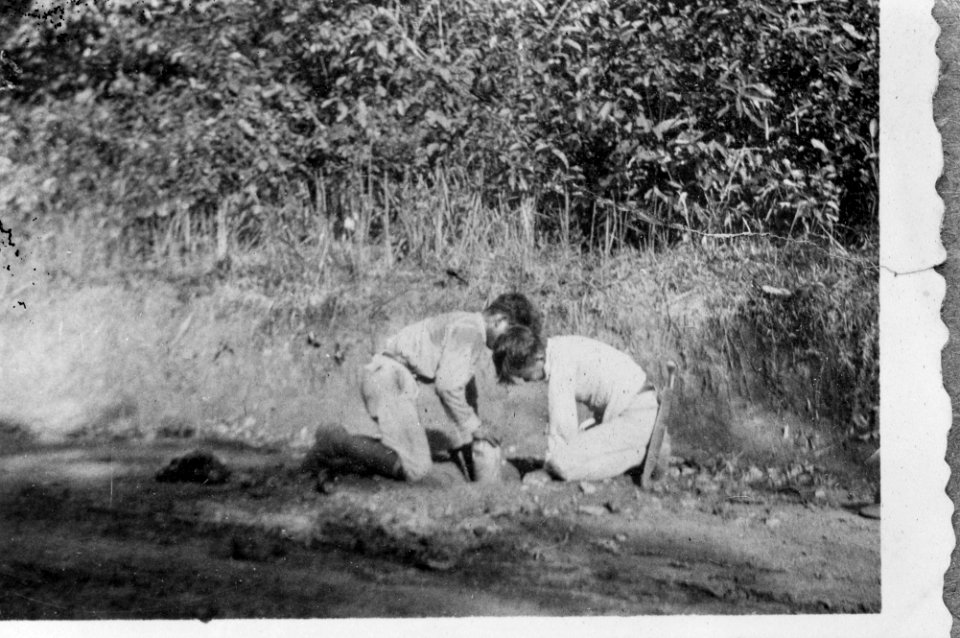 Gevonden foto van terrorist. Vergroting van foto twee Indonesische mannen pla, Bestanddeelnr 10013B
