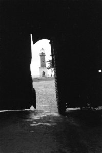 Gezicht door een poort op een vuurtoren, Bestanddeelnr 140-6-2