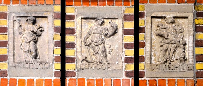 Gevelsteen geloof hoop en liefde Nieuwehaven 40 Edam