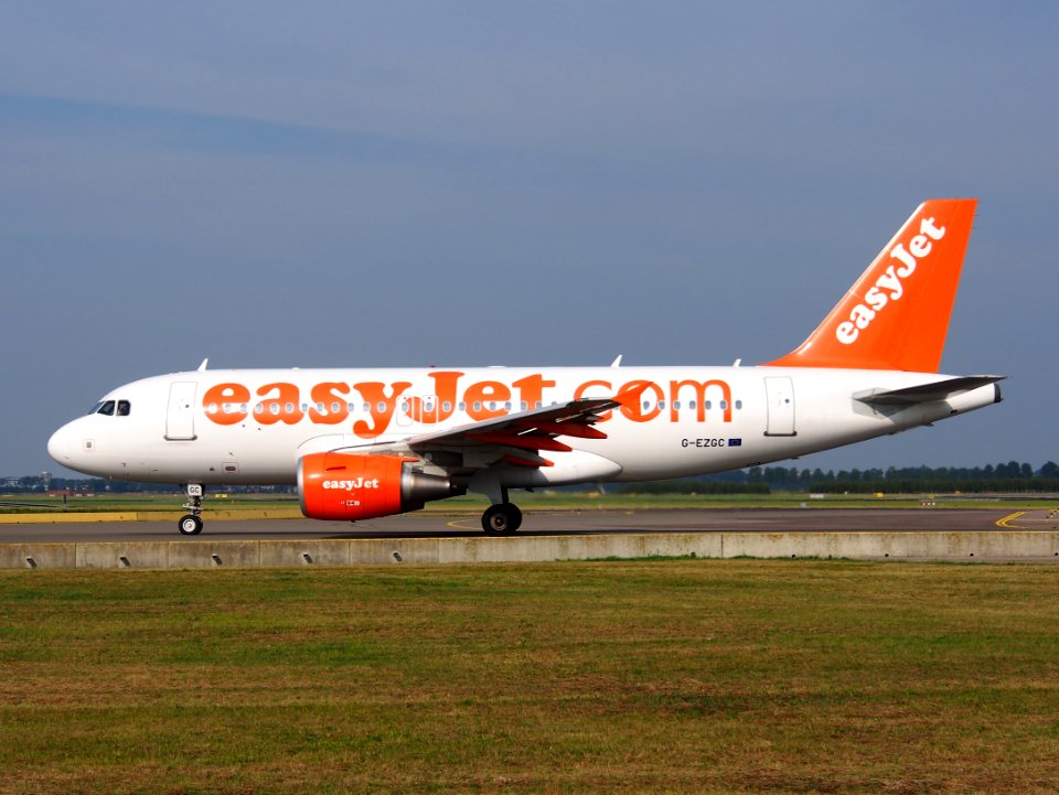 G-EZGC easyJet Airbus A319-111 taxiing, 25august2013 pic-3