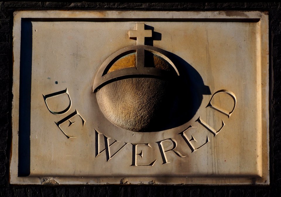 Gevelsteen Herengracht 68, De Wereld