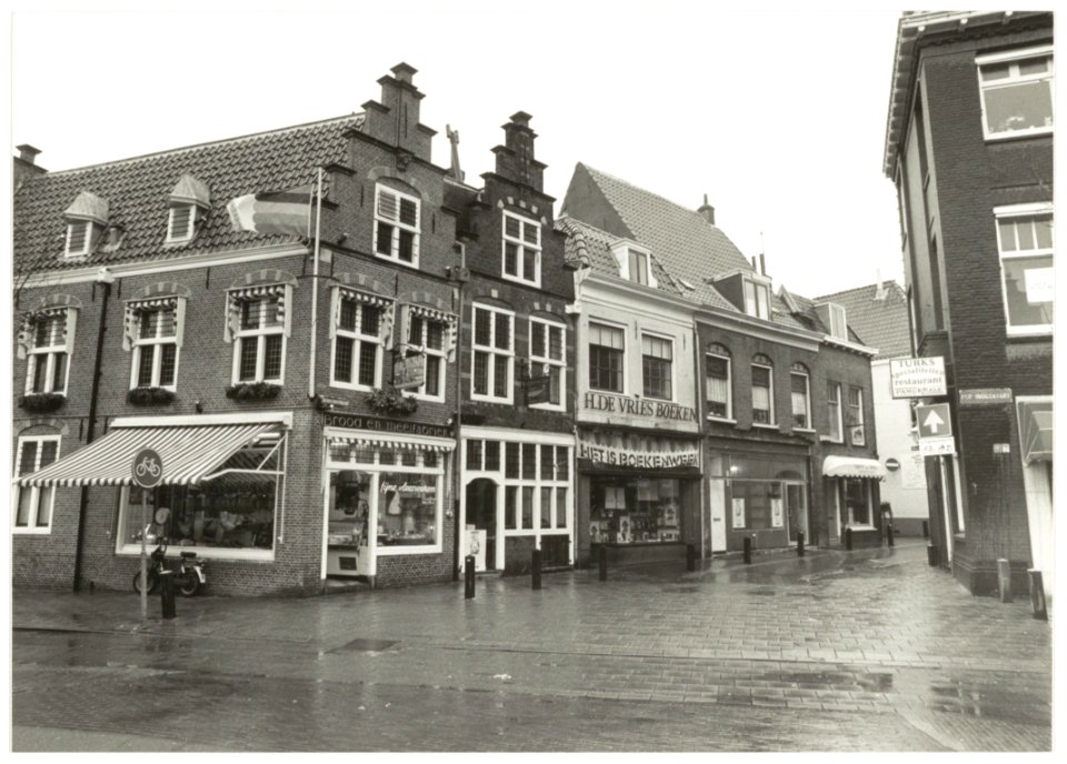 Gezicht naar de Jacobijnestraat vanaf de Gedempte Oude Gracht. Links slagerij van Goor, daarnaast boekhandel de Vries. NL-HlmNHA 54035111
