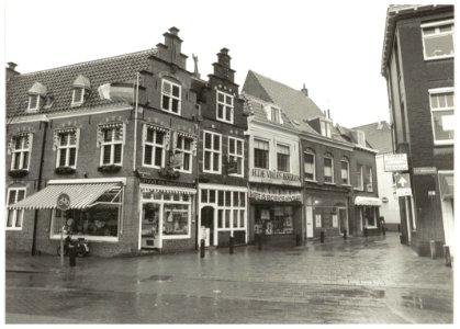 Gezicht naar de Jacobijnestraat vanaf de Gedempte Oude Gracht. Links slagerij van Goor, daarnaast boekhandel de Vries. NL-HlmNHA 54035111