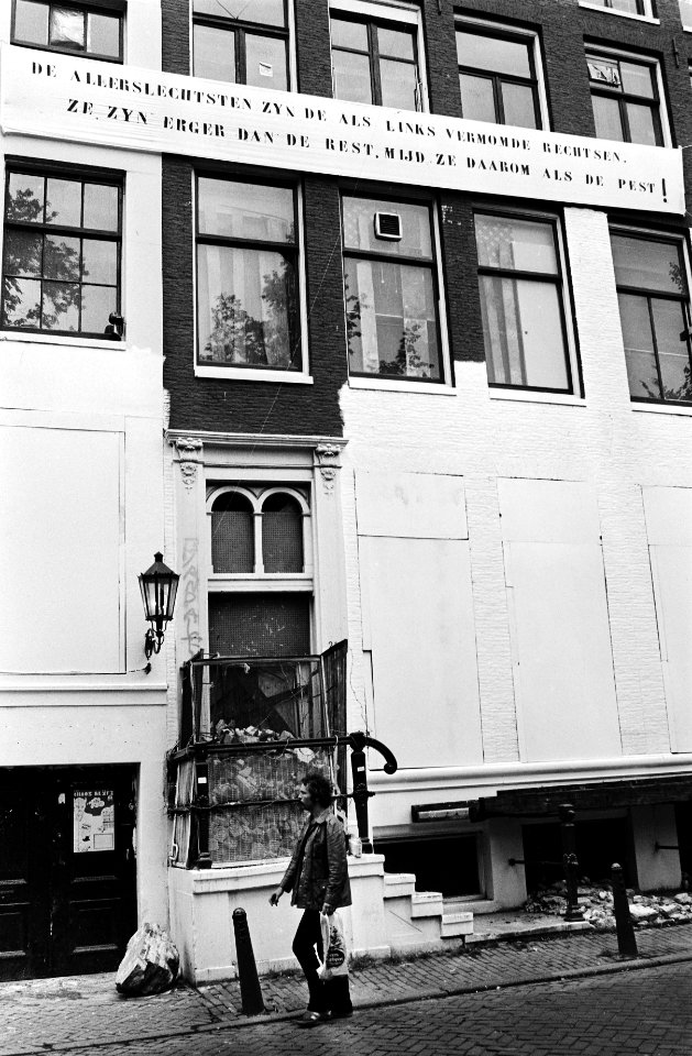 Gevel van het kraakpand De Groote Keyser wit geschilderd, Bestanddeelnr 930-9625