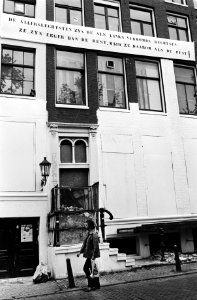 Gevel van het kraakpand De Groote Keyser wit geschilderd, Bestanddeelnr 930-9625