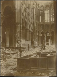 Gezicht in de cathedraal van St. Quentin, welke door hevige Engelsch granaatvuur, Bestanddeelnr 158-2432
