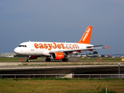 G-EZGC easyJet Airbus A319-111 taxiing, 25august2013 pic-1