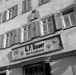 Gevelplaat met diverse wapenschilden van banketbakkerij GF Bauer, Bestanddeelnr 254-4493