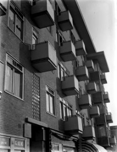 Gevelaanzicht met balkons van woningen aan het Stadionplein in Amsterdam-Zuid, Bestanddeelnr 252-1192