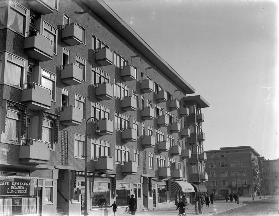 Gevelaanzicht van woningen en winkels aan het Stadionplein in Amsterdam-Zuid, Bestanddeelnr 252-1193