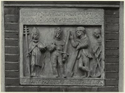 Gevelsteen met opschrift Ick bidt, ick vecht, ick strijck, val gar, voor u, voede u ghelijcke, wie kant maken dat niman zal laken Deze gevelsteen bevond zich tijden het maken van de foto , NL-HlmNHA 54 004683
